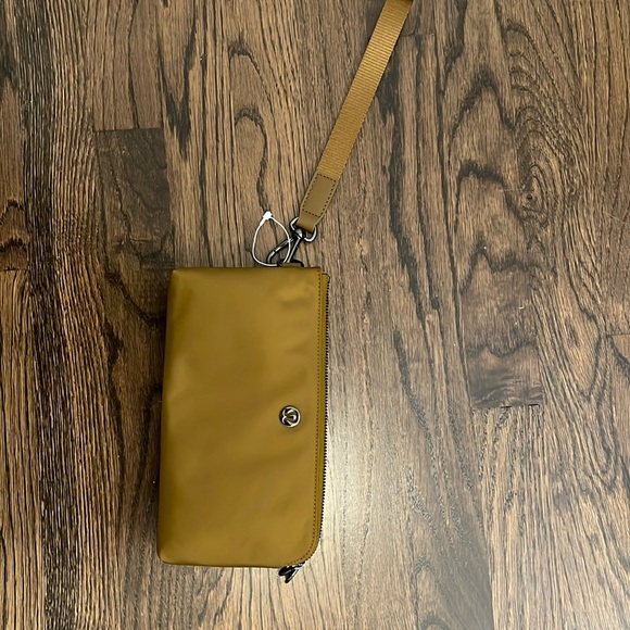lululemon athletica Handbags - Lululemon curved wristlet wallet